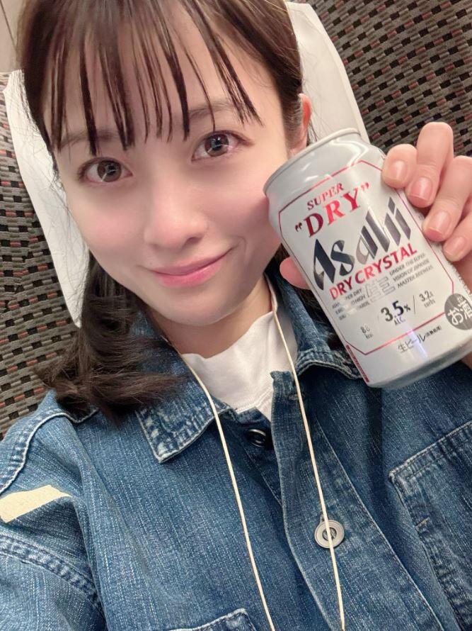 橋本環奈がビールを持っている