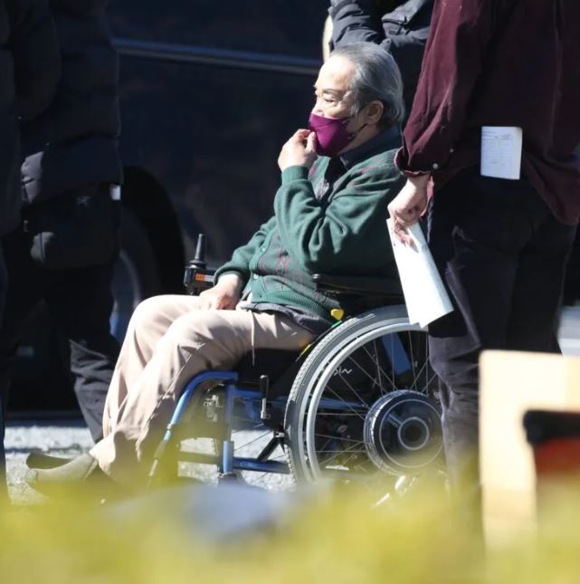 西田敏行の車椅子姿